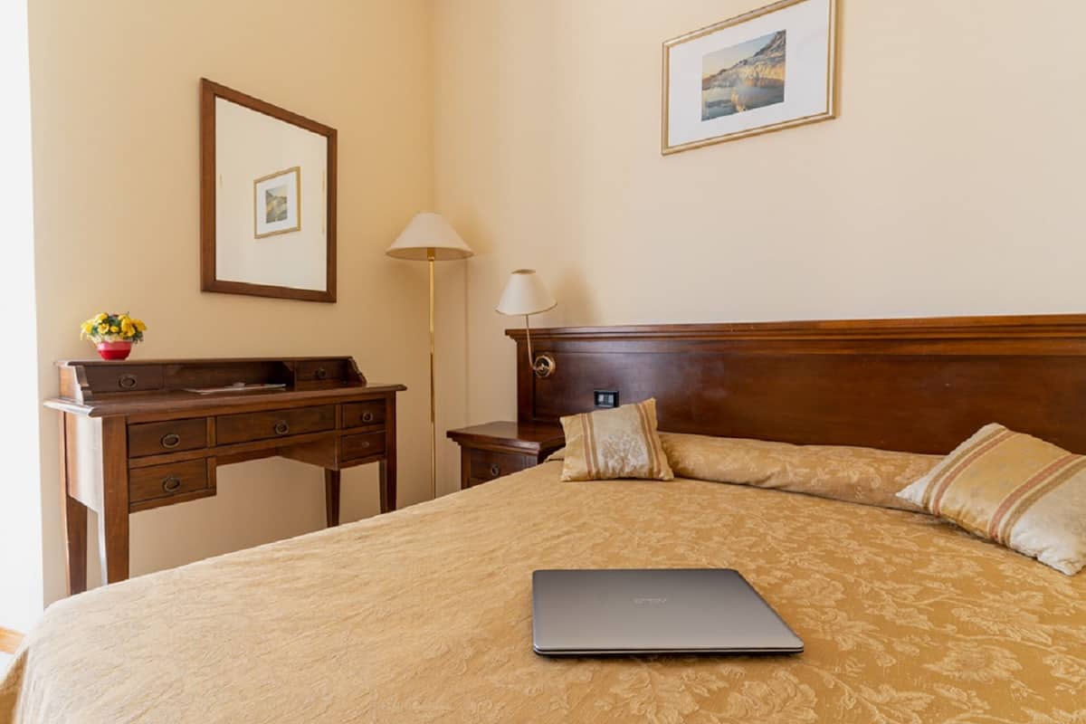 double room, 1 queen bed | desk, cots/infant beds, free wifi