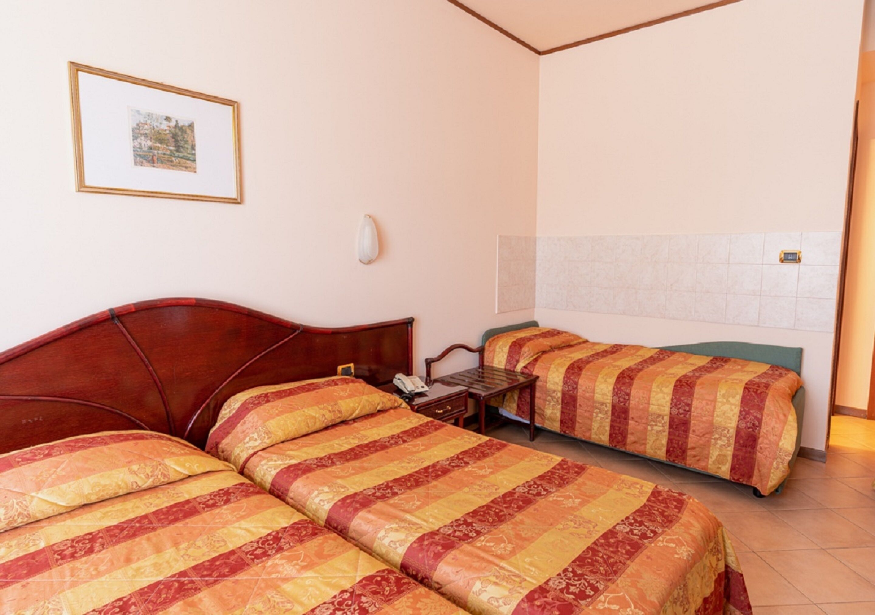 triple room, multiple beds | desk, cots/infant beds, free wifi