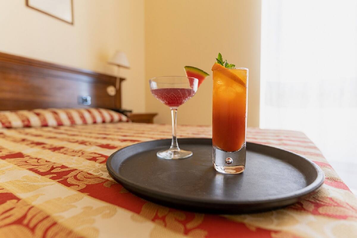 double room, 1 queen bed | in-room dining