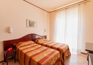 Twin Room, 2 Twin Beds | Desk, cribs/infant beds, free WiFi - Villa Delle Rose (Oristano)