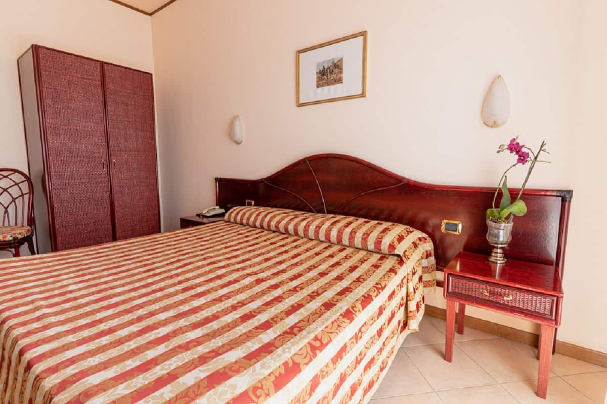 double room, 1 queen bed | desk, cots/infant beds, free wifi