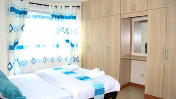 Escritorio, tabla de planchar con plancha, wifi gratis y ropa de cama