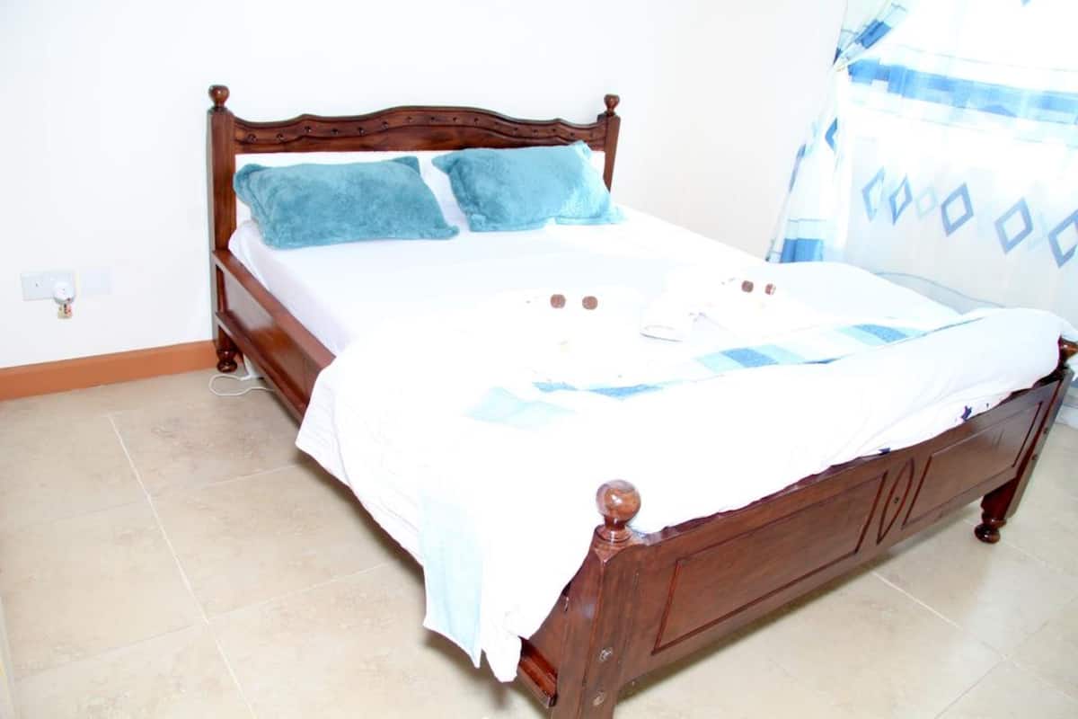 Kamar Single Ekonomi | Meja kerja, setrika/meja setrika, Wi-Fi gratis, dan seprai linen