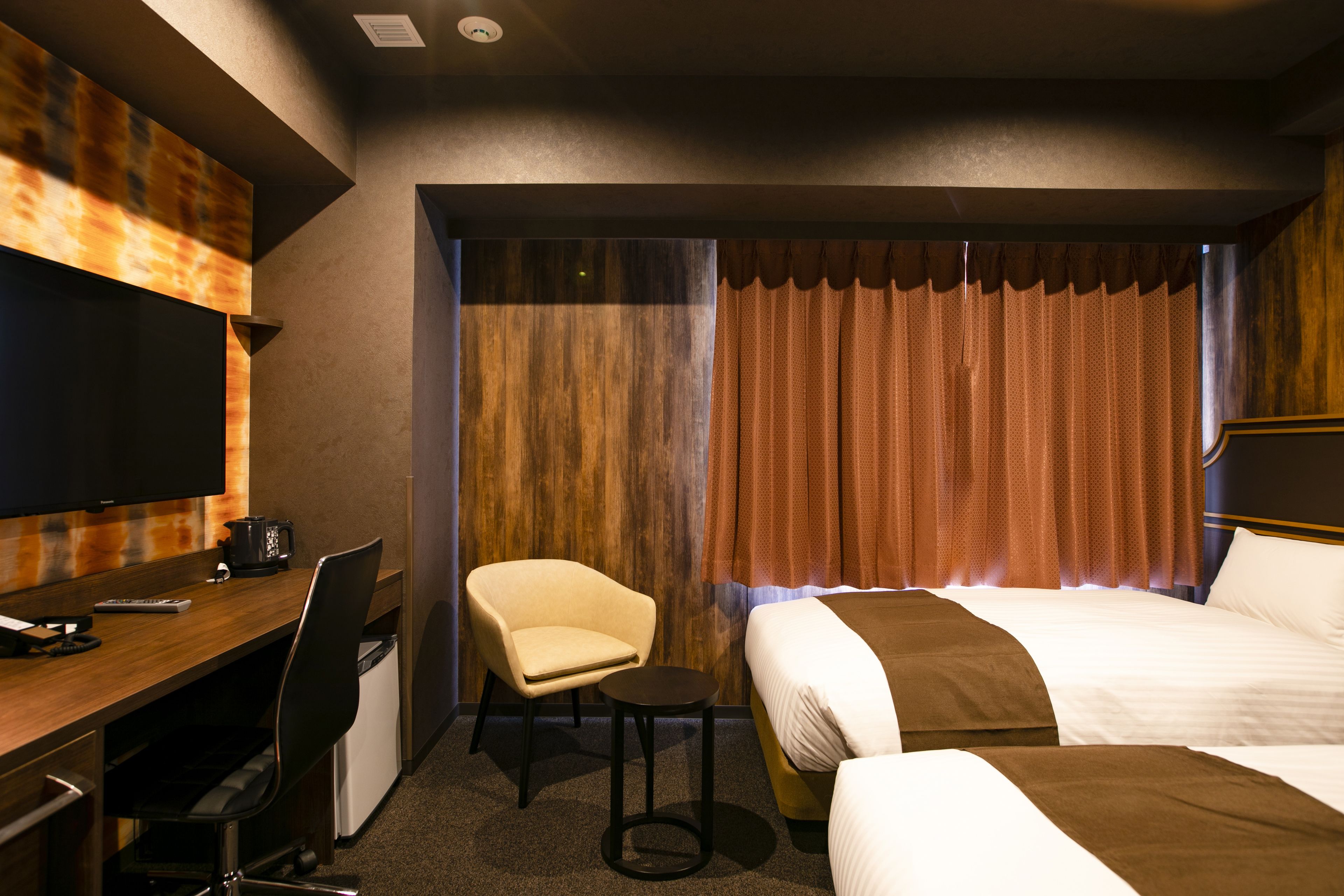 standard twin room | desk, laptop workspace, blackout curtains, soundproofing