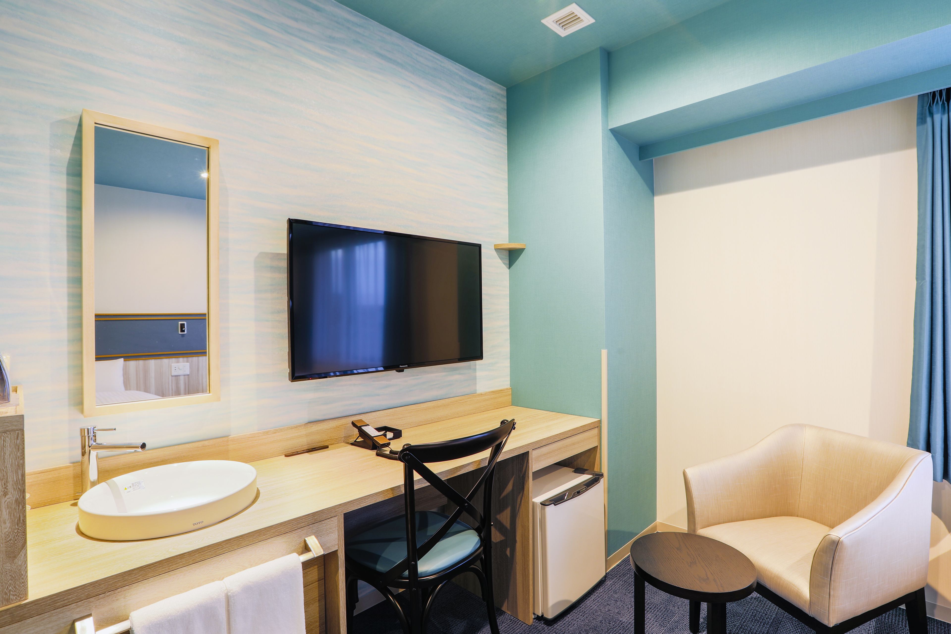 deluxe twin room | desk, laptop workspace, blackout curtains, soundproofing