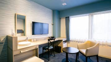 Deluxe Twin Room | Desk, laptop workspace, blackout drapes, soundproofing