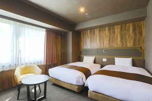 Deluxe Twin Room | Desk, laptop workspace, blackout drapes, soundproofing