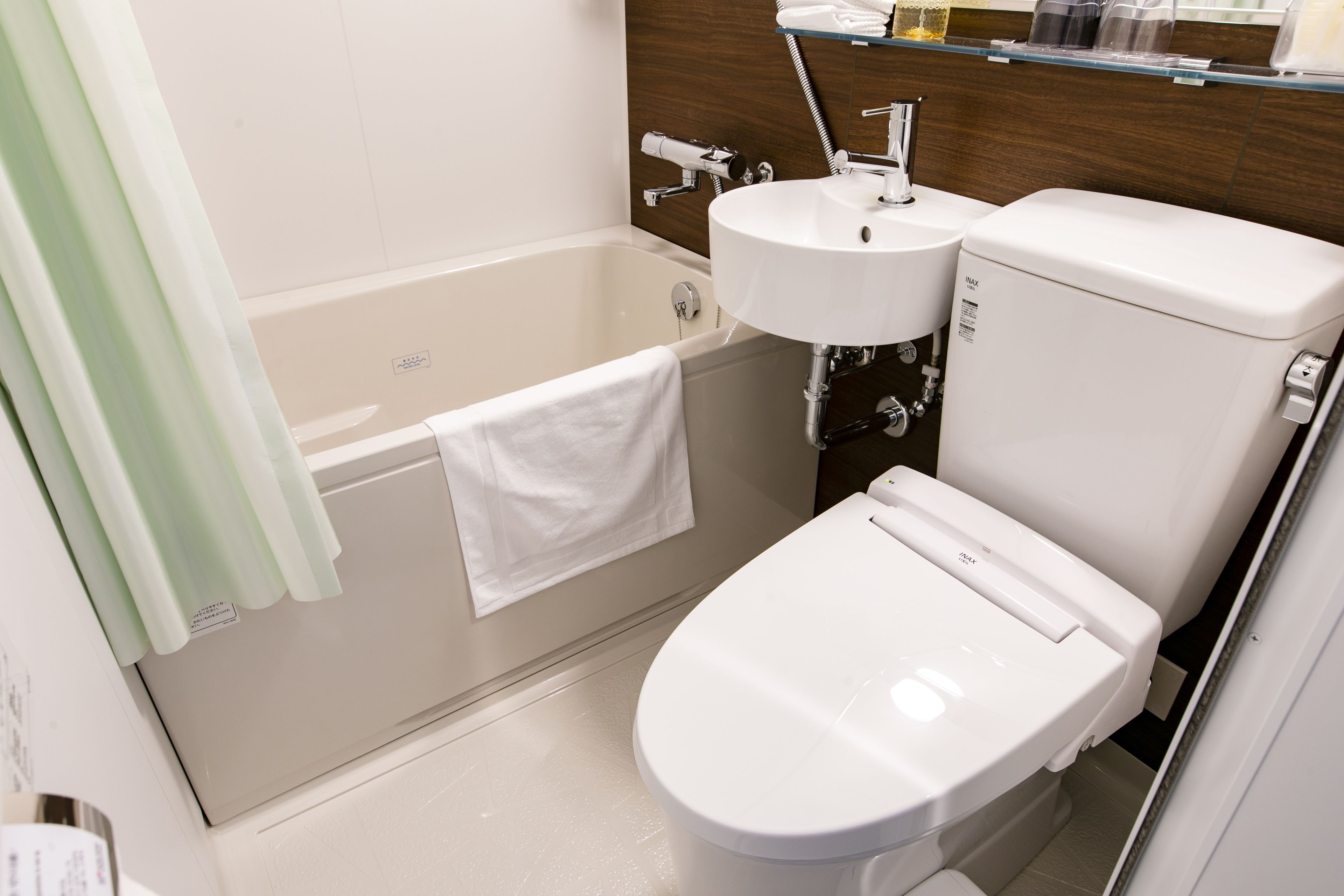 Une salle de bain moderne avec une baignoire, un lavabo et des toilettes.