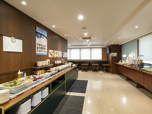 Daily buffet breakfast (JPY 1300 per person)
