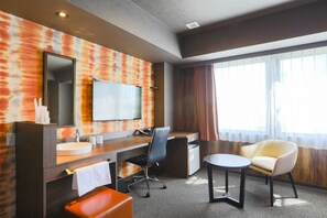 Deluxe Twin Room | Desk, laptop workspace, blackout drapes, soundproofing