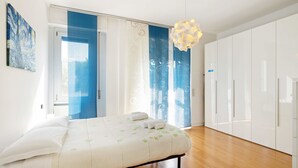 Une chambre à coucher avec un lit, une armoire et une fenêtre avec des rideaux.