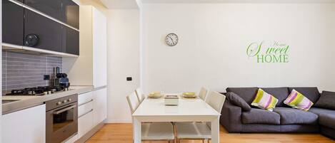 Apartamento, 1 quarto | Área de estar | Smart TV 32 polegadas com canais digitais, TV, Netflix