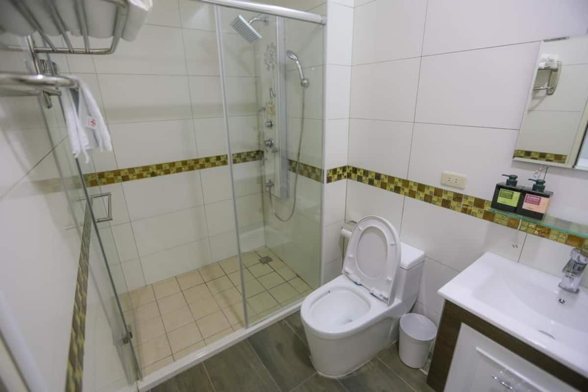 Shower, perlengkapan mandi gratis, pengering rambut, dan sandal