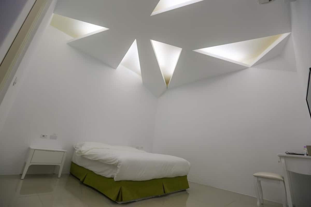 Kamar Double Basic | Tirai kedap cahaya, kedap suara, Wi-Fi gratis, dan seprai linen