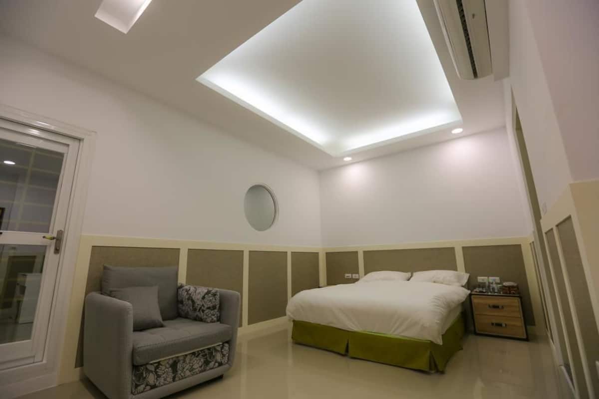 Kamar Double Standar | Tirai kedap cahaya, kedap suara, Wi-Fi gratis, dan seprai linen