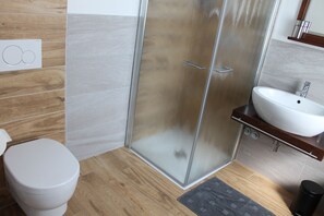 Superior Room, 1 Queen Bed (Dream of Venice Room) | Bathroom | Shower, free toiletries, hair dryer, bidet - B&B Fine Venice (Mestre)
