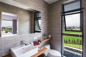 Standard Double Room | Bathroom | Designer toiletries, hair dryer, slippers, towels - Lei Garden Inn (Sanxing)