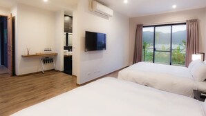 Kamar Quadruple Keluarga, Bebas Asap Rokok | Meja kerja, tirai kedap cahaya, kedap suara, dan Wi-Fi gratis