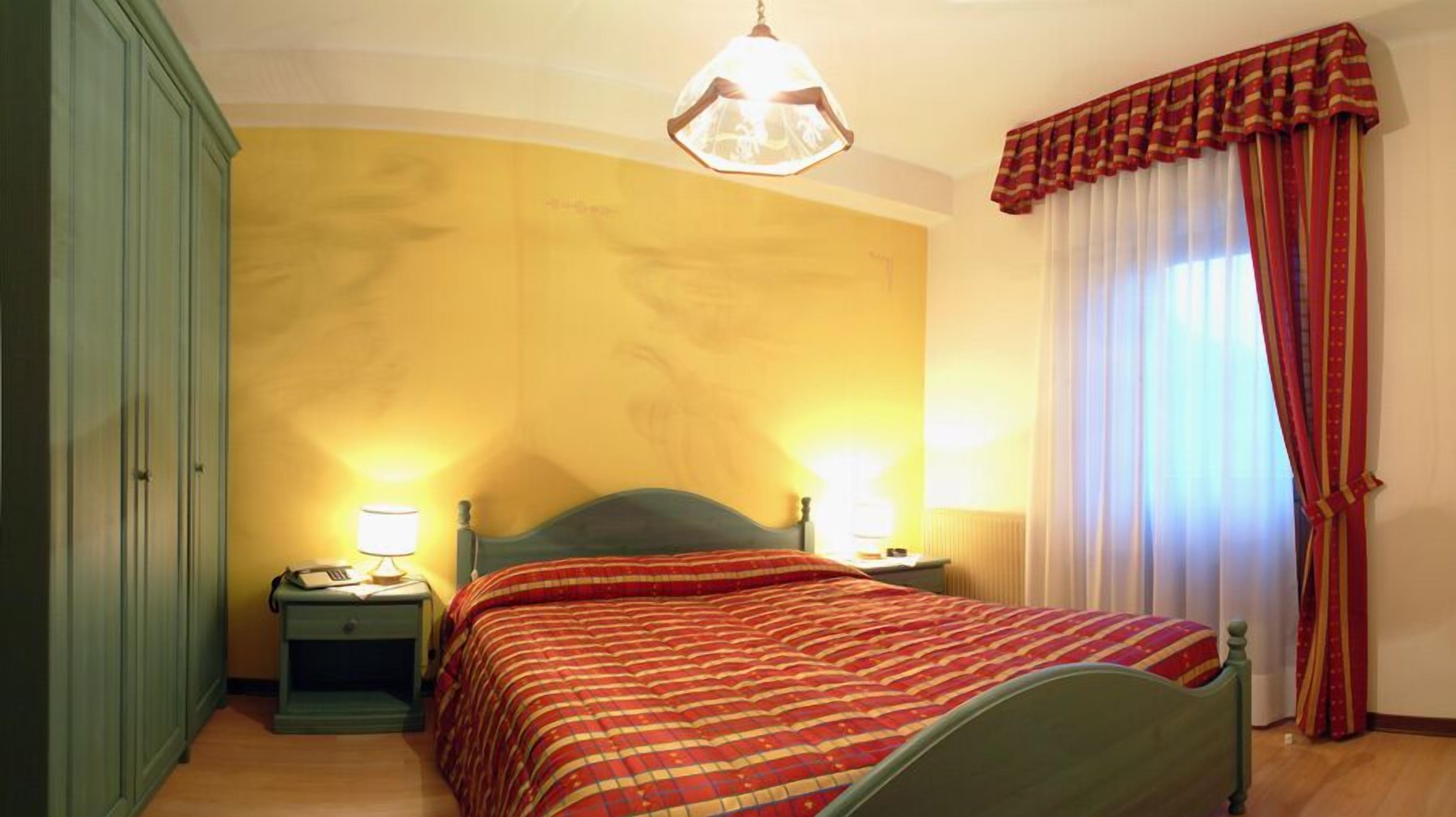 cots/infant beds, free wifi, bed sheets