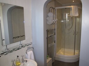 Bathroom - Ashmira Guest House (Weymouth)