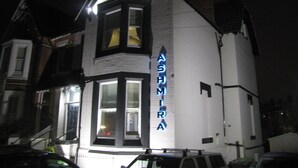 Un bâtiment sur lequel on peut voir une enseigne bien visible avec le nom « ASHMIRA ».