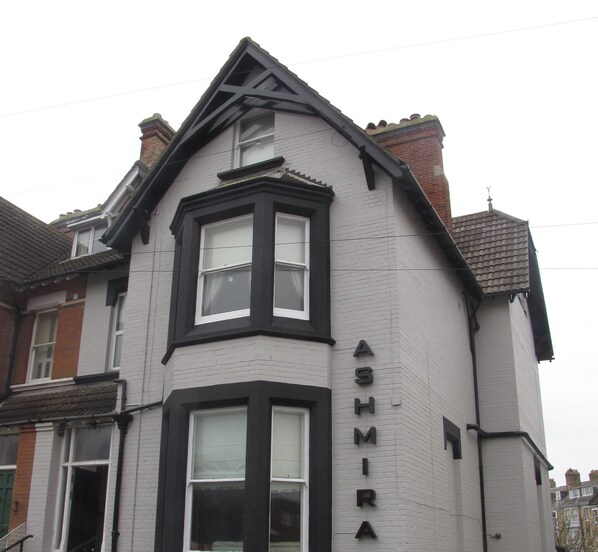 Front of property - Ashmira Guest House (Weymouth)
