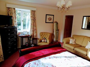 Deluxe Room | Hypo-allergenic bedding, desk, soundproofing, iron/ironing board - Grove House B & B (York)