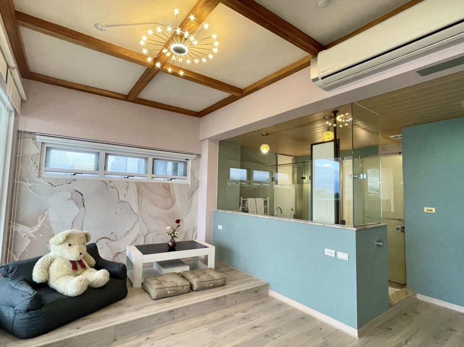 Un baño moderno con cabina de vidrio, espejo y zona de ducha.