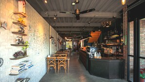 A restaurant with brick walls, wooden shelves, and a long counter. - Blue Sea Sunny Sea View Homestay (Checheng)
