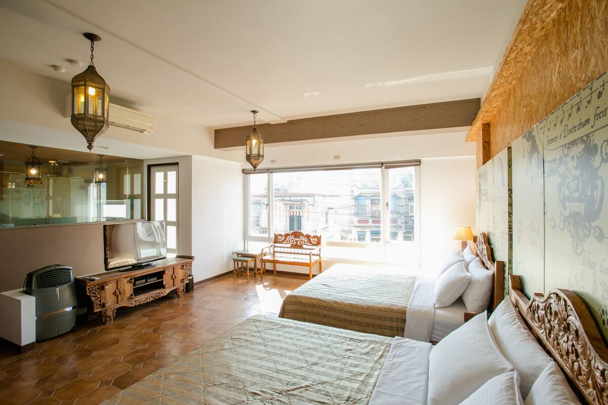 Habitación cuádruple Confort, 2 camas Queen size | Cortinas blackout, insonorización y wifi gratis 