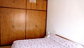 4 Schlafzimmer, Schreibtisch, Bügeleisen/Bügelbrett, Bettwäsche