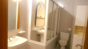 Ensemble douche/baignoire, articles de toilette gratuits, sĂšche-cheveux