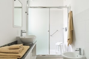 Apartament, 3 dormitoris | Bany | Dutxa, articles de tocador gratuïts, assecador de cabells i bidet 