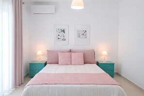 A bedroom with a bed, two nightstands, two wall-mounted lamps, and two framed artworks. - T2 r/c Galé, Piscina, BBQ, A/C, para a praia vai a (Albufeira)