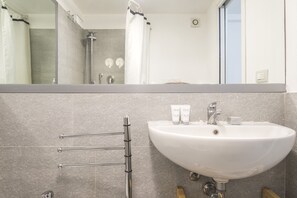 Studio | Kylpyhuone | Suihku, ilmaiset hygieniatuotteet, hiustenkuivaaja, bidee