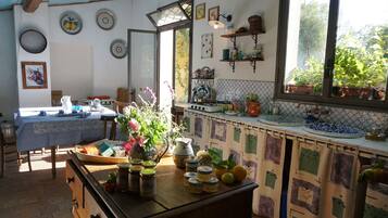 Fridge, cookware/dishes/utensils