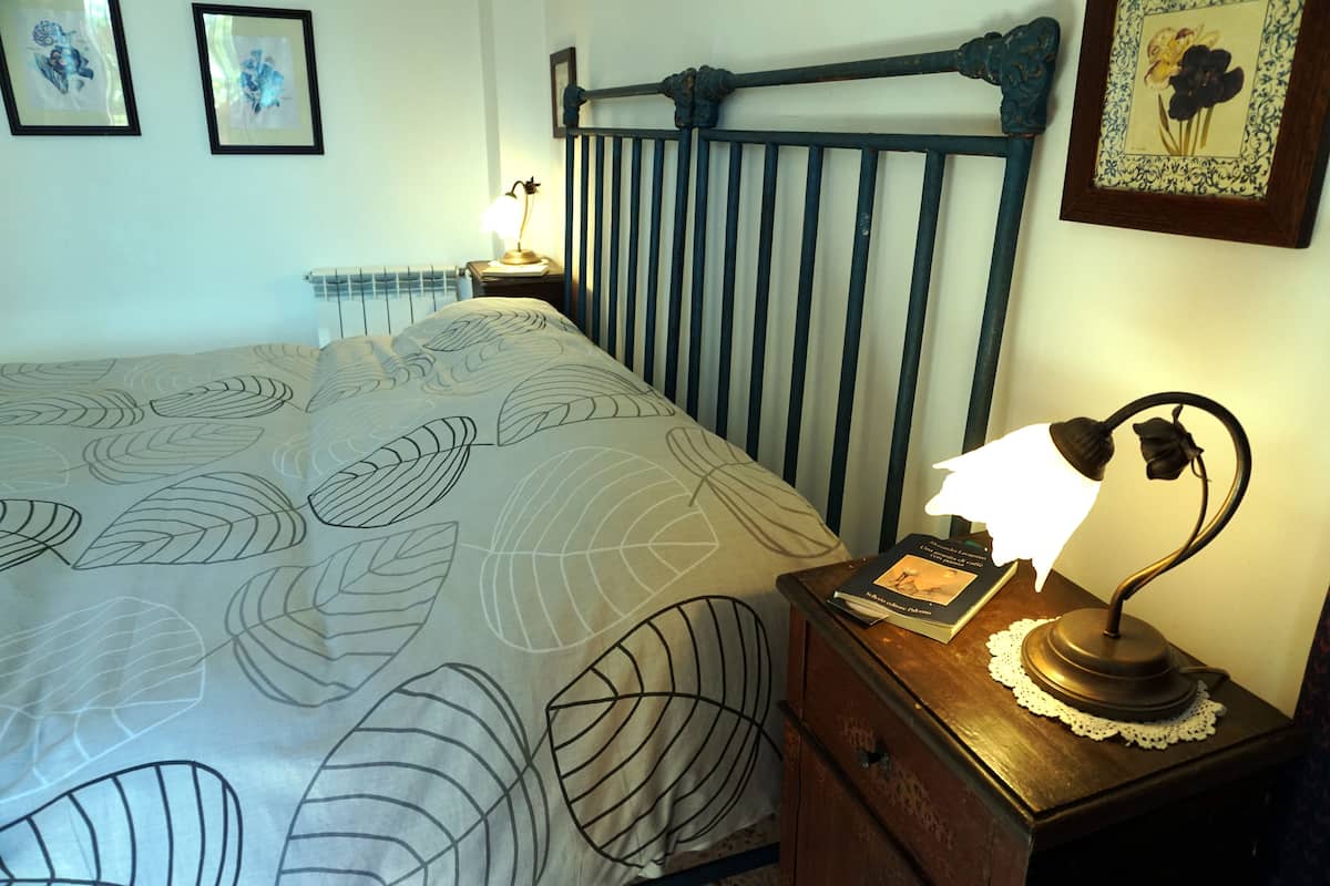 Standaard kamer, 1 twee- of 2 eenpersoonsbedden, 1 slaapkamer, uitzicht op binnenplaats | Individueel gemeubileerd, een bureau, gratis babybedden, gratis wifi