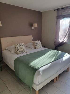 Habitació doble superior | Roba de llit d'alta qualitat i decoració individual 