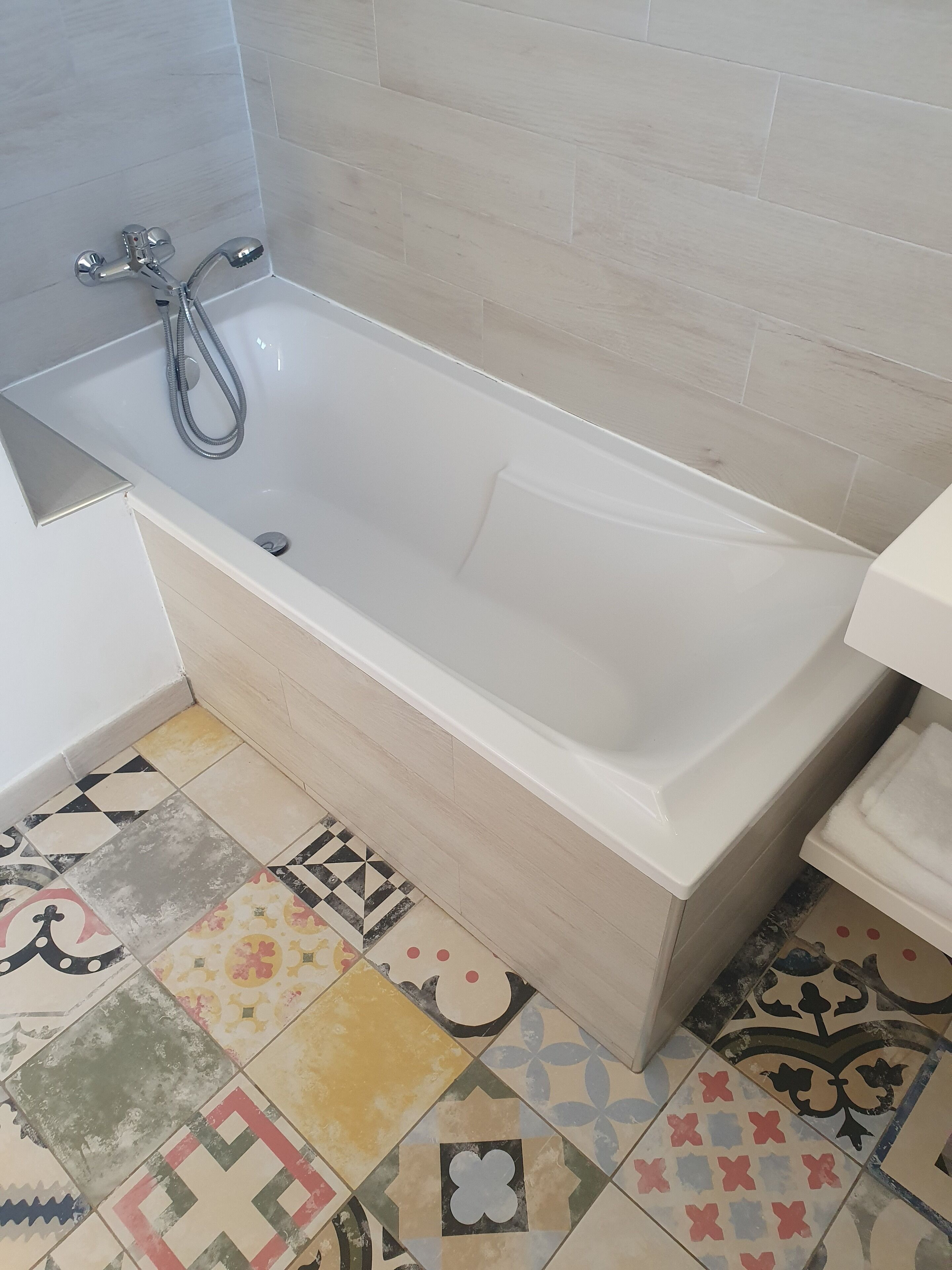 superior double room | bathroom | free toiletries, hair dryer, towels