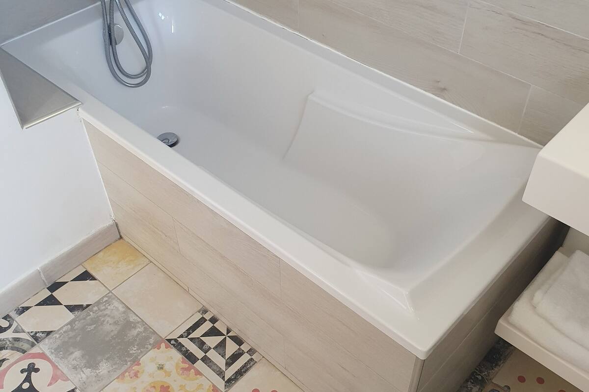 superior double room | bathroom | free toiletries, hair dryer, towels