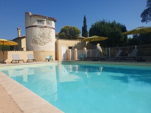 Seasonal outdoor pool, open 9:30 AM to 7:30 PM, pool umbrellas - Hôtel Le Mas Des Quintrands (Manosque)
