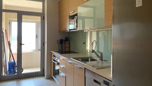 Refrigerador, microondas, horno, placa de cocina