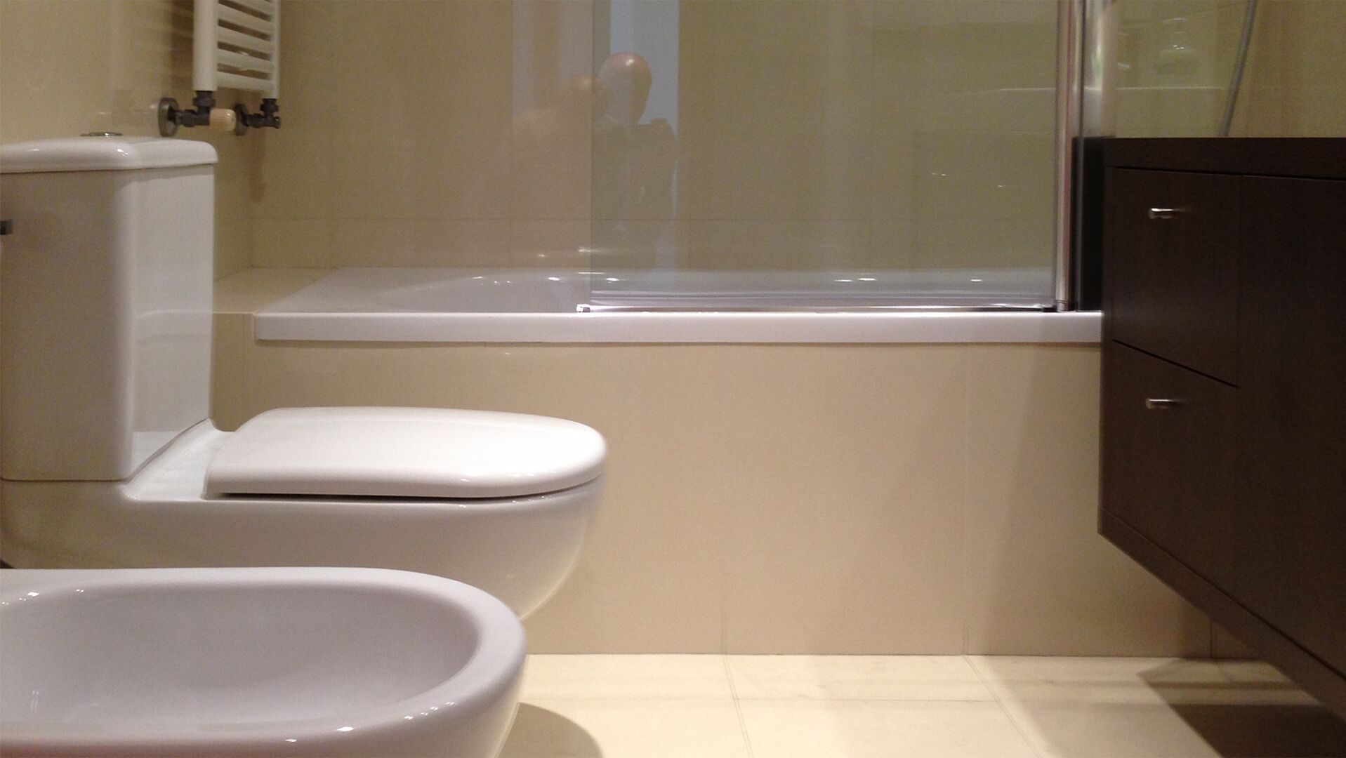 A bathroom with a toilet, bidet, and a bathtub.