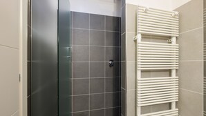 Leilighet, 1 soverom | Bad | Separat badekar og dusj, boblebad og regndusjhode