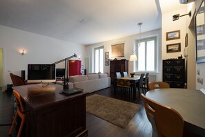 Appartement, 1 slaapkamer | Woonruimte | Een flatscreentelevisie, een videogameconsole, Netflix en een dvd-speler