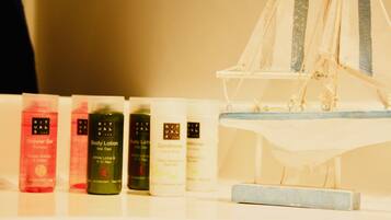 Dusche, Haartrockner, HandtĂŒcher, Seife