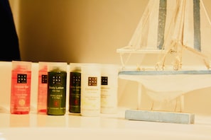 Douche, sĂšche-cheveux, serviettes fournies, savon