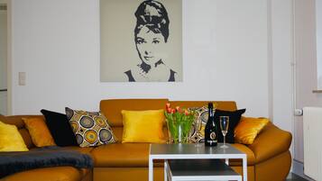 Fernseher, DVD-Player, Musikbibliothek, Stereoanlage