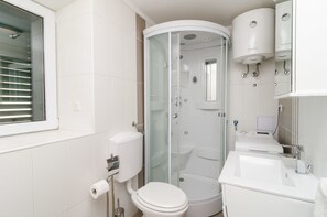 Apartamento, 1 quarto, vista para o jardim | Banheiro | Chuveiro, banheira de hidromassagem, ducha de hidromassagem 