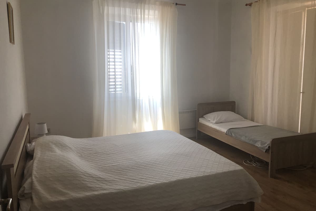 Apartamento urbano, 4 quartos, vista para a cidade | Ferros/tábuas de passar roupa, Wi-Fi de cortesia, roupa de cama